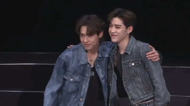 PP（右）感謝Billkin 7年來的陪伴，擁抱彼此。翻攝推特