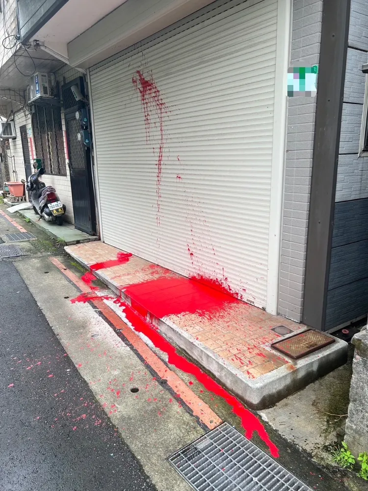 吳男住處遭陳男潑漆。翻攝畫面