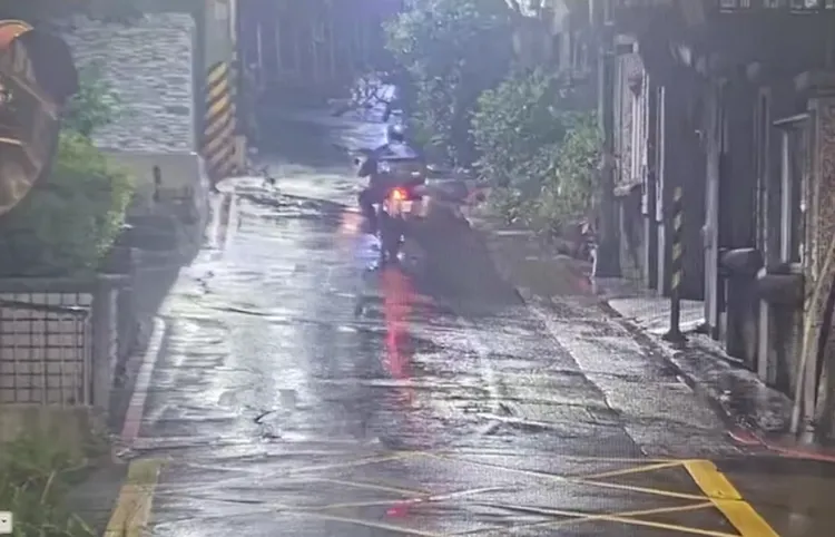 陳男深夜前往犯案。翻攝畫面