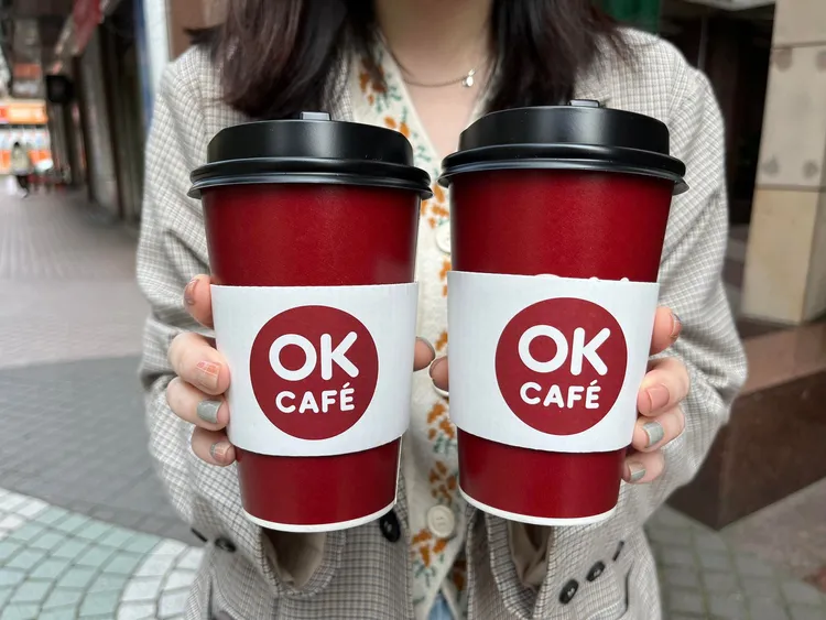 OKCAFE限定4天，大杯莊園級美式、拿鐵與大杯濃厚莊園級美式、拿鐵，享買2送1。業者提供