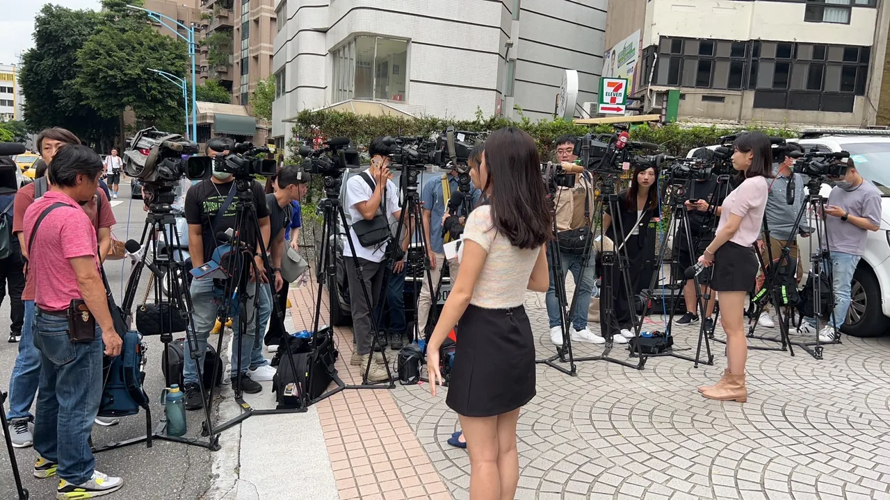 各家媒體一字排開報導黃子佼的裸拍風波。特勤中心攝