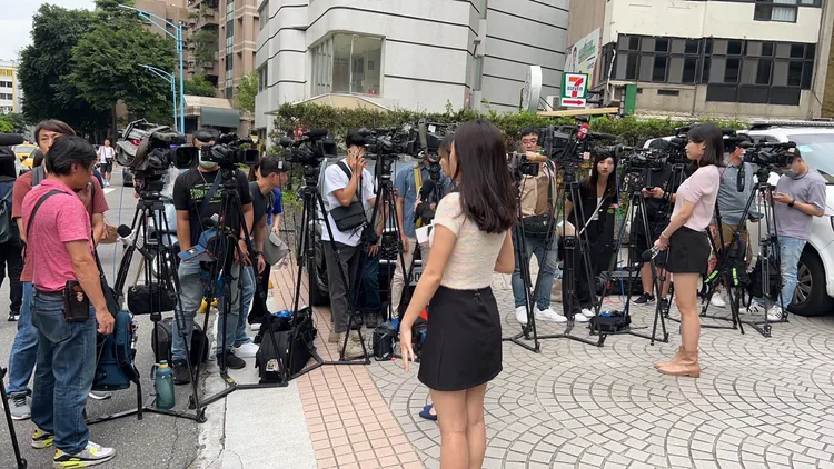 各家媒體一字排開報導黃子佼的裸拍風波。特勤中心攝