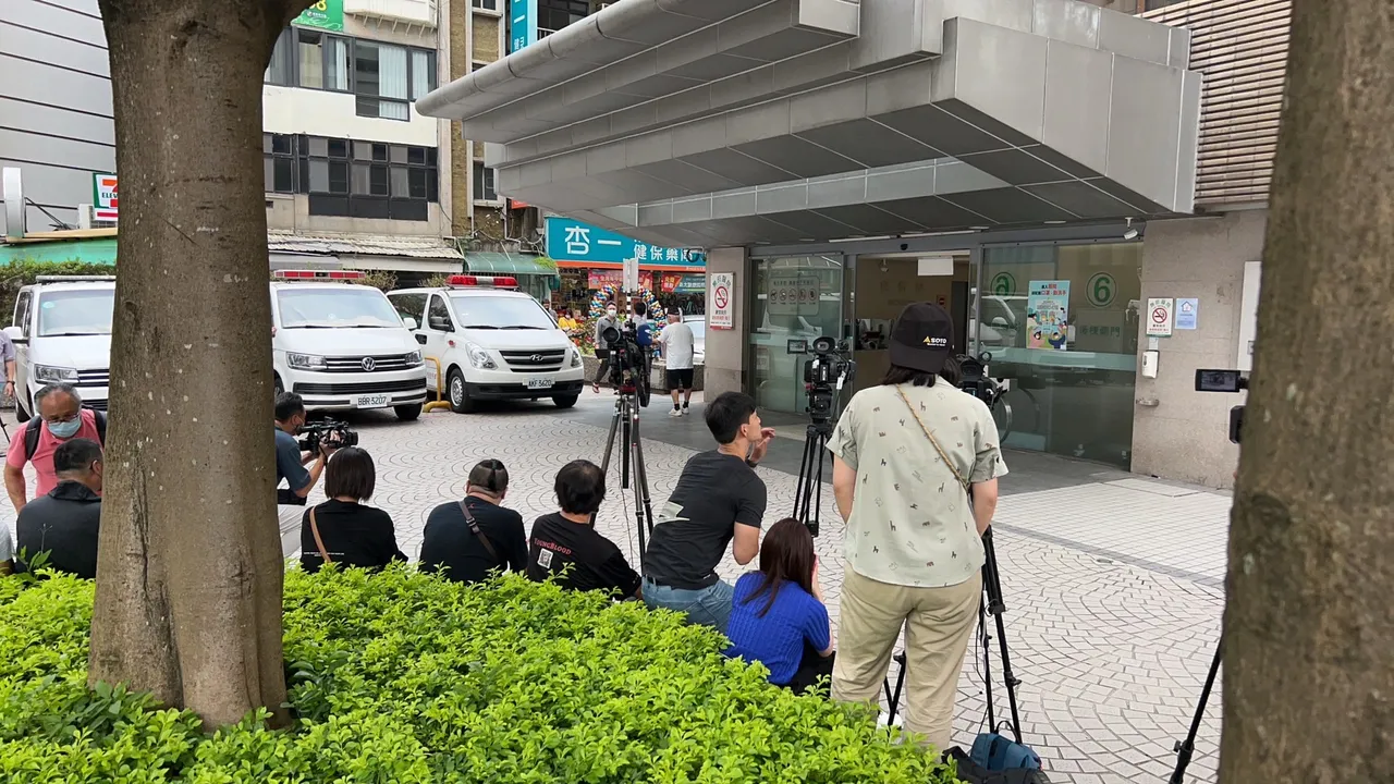 台北長庚醫院急診室外聚集了大批的媒體守候黃子佼。特勤中心攝