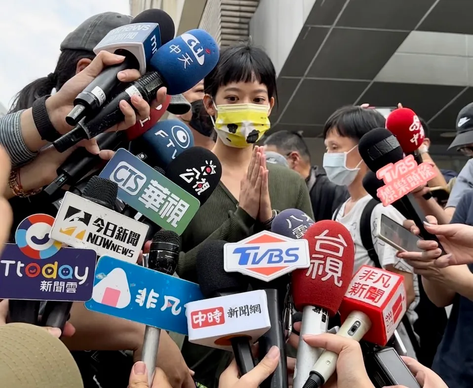 孟耿如代替黃子佼說明狀況,雙手合十。特勤中心攝