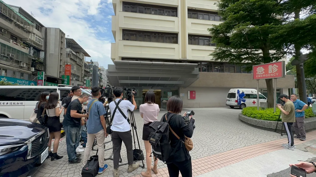 大批媒體在台北長庚急診等候,據悉黃子佼生命跡象穩定。特勤中心攝