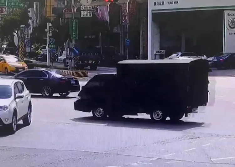 軍方貨車行經九如一路與澄清路口，轉彎時掉落彈藥箱。 翻攝畫面