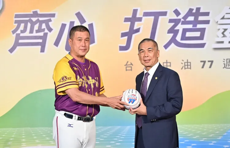 開南大學棒球隊總教練郭李建夫(左)贈送簽名球給董事長李順欽(右)感謝中油支持棒球。中油提供