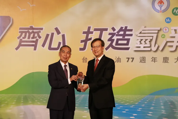中油董事長李順欽（左）頒獎表揚油人最高榮譽「竹銘獎」予發言人張瑞宗（右）。中油提供