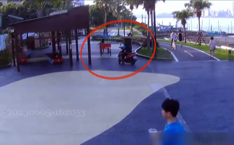 監視器畫面中陳男騎著機車先到現場，等到直播主從前面騎腳踏車後，再從後尾隨犯案。翻攝畫面