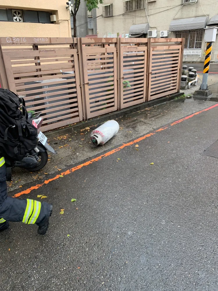 屏東市林森路小吃店疑因機車撞入，引起氣爆。翻攝畫面