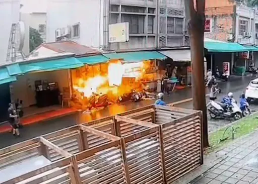 機車撞進屏東小吃店!瓦斯桶氣爆彈飛 6人燒嗆傷送醫