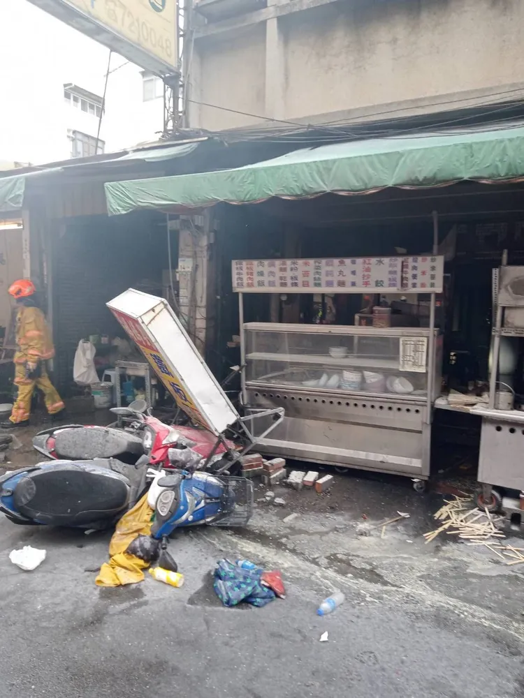 屏東市林森路小吃店疑因機車撞入，引起氣爆。翻攝畫面