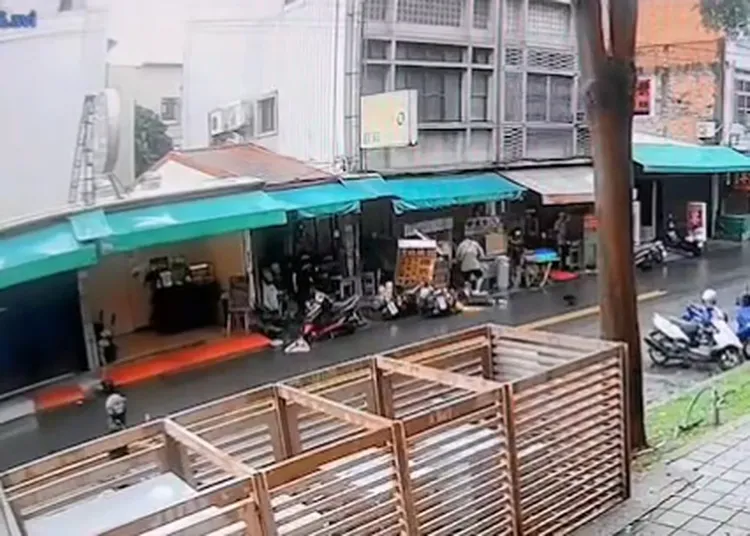 屏東市林森路小吃店遭機車撞入，引起氣爆。翻攝畫面
