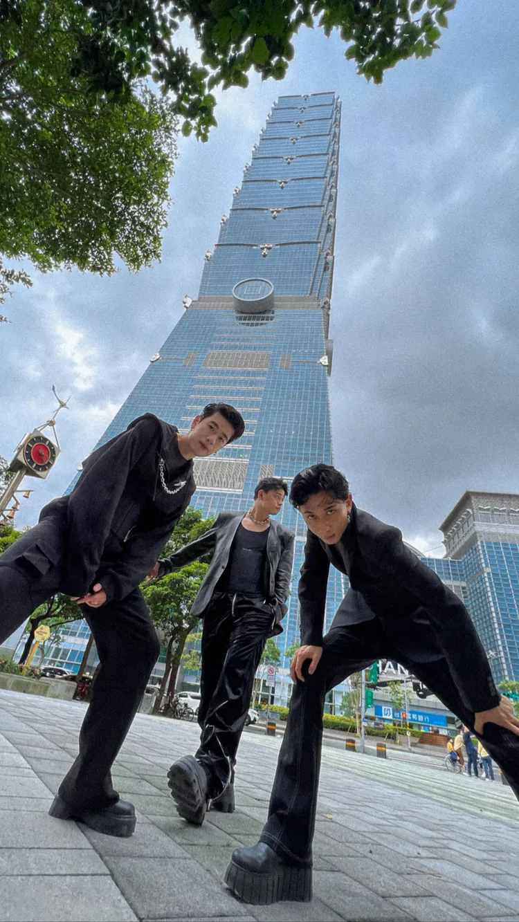 brb.日前來台旅遊，走訪台北101大樓。ONErpm提供