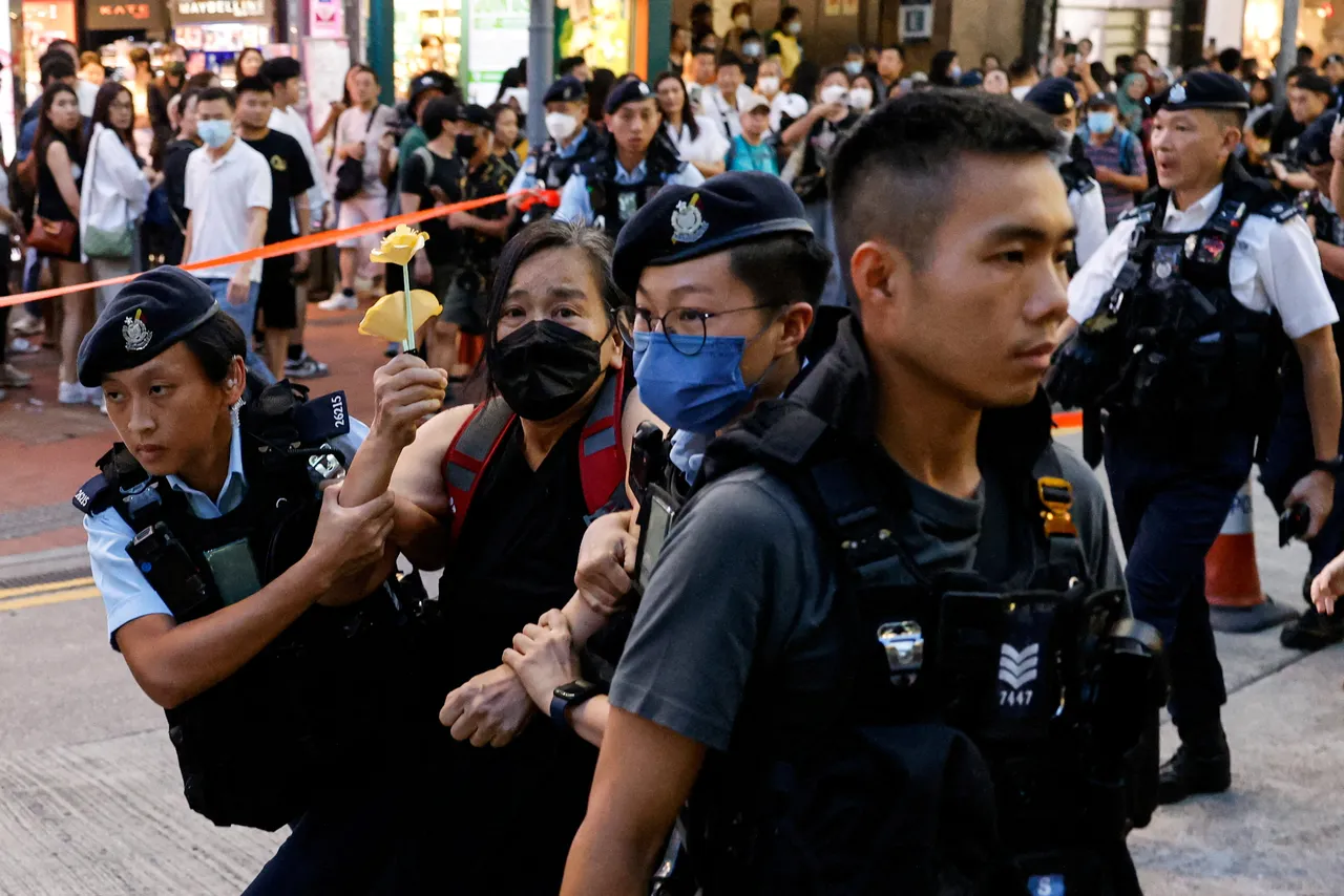 一名婦女因為獻花而被港警帶走。路透社