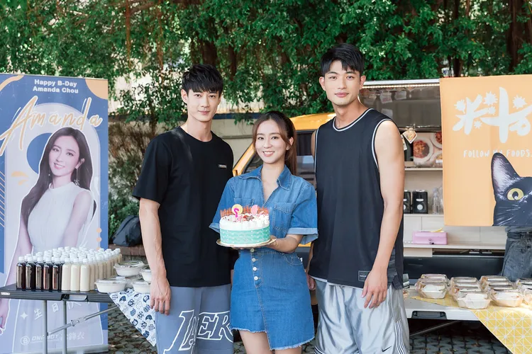 周曉涵（中）去年與同為獅子座的黃柏峰（左）、王新凱一起慶生。TVBS提供