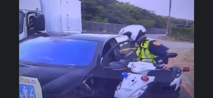 警方開車門欲拉女駕駛下車。八德警分局提供