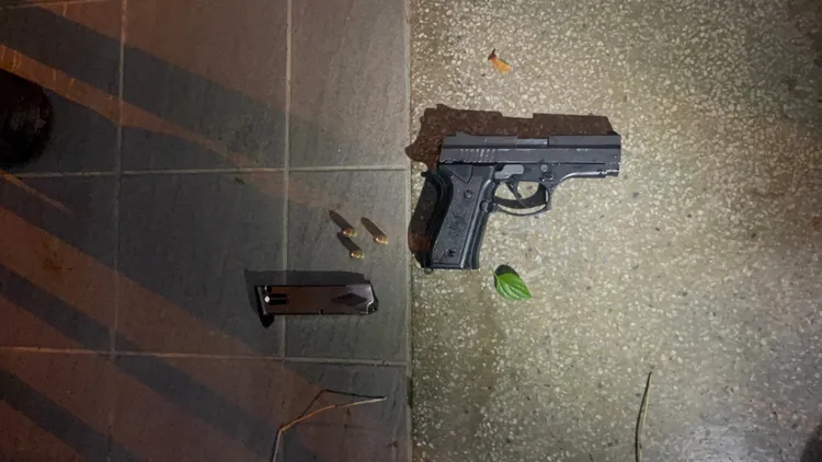 警方找到作案用槍枝。翻攝畫面