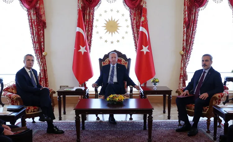 土耳其總統艾爾段（中），4日在費丹（右）等官員陪同下，會見北約秘書長史托騰柏格。路透社