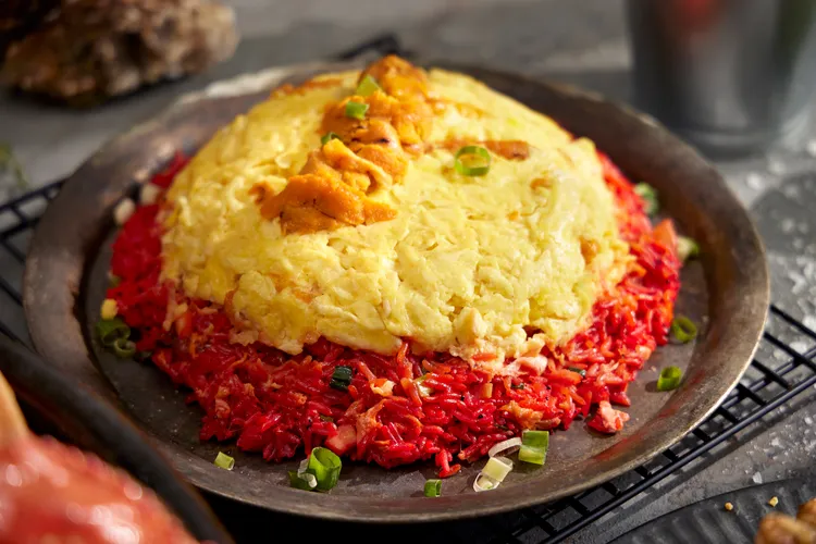 台北喜來登十二廚「海膽仙人掌海鮮炒飯」。業者提供