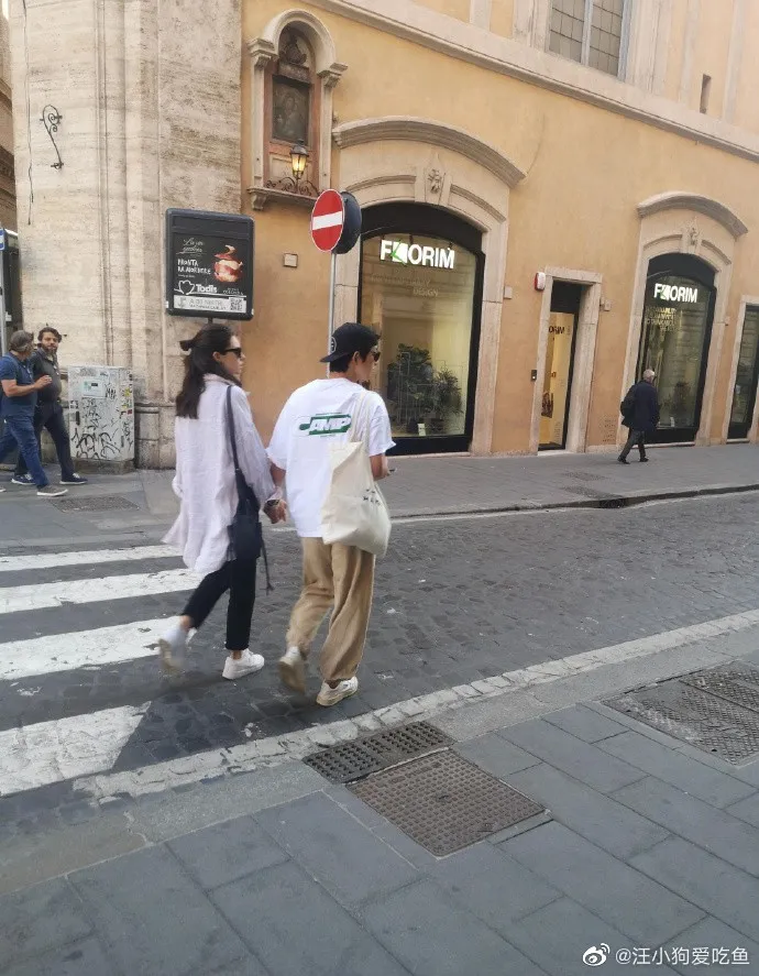 宋仲基與老婆十指緊扣。翻攝汪小狗愛吃魚微博