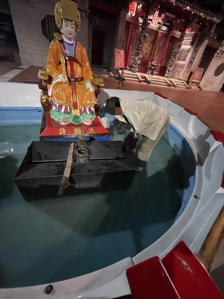 嫌犯趁半夜到天后宮許願池偷錢。翻攝畫面