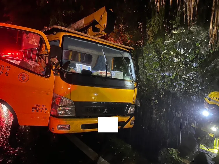 張男疑上前欲拉手煞車，被夾死在駕駛座車門與座椅之間。民眾提供