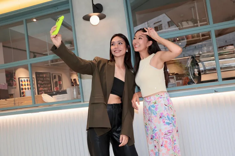  劉沛穎(左)和Christina首次見面就聊不停。彭欣偉攝