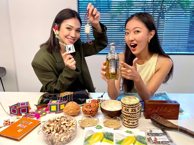 劉沛穎(右)和Christina秀出旅行戰利品。彭欣偉攝