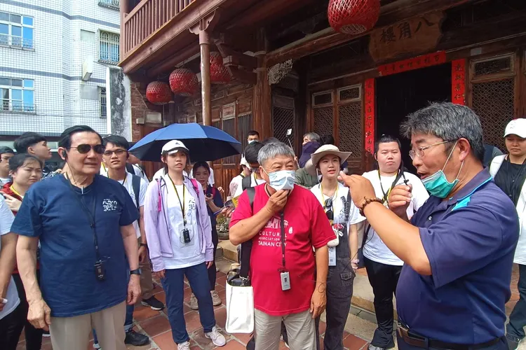 一行人來到八角樓聽文史工作者顏大堡(右)說歷史。王志弘攝