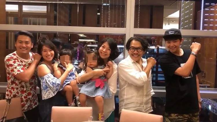 《下課花路米》主持人多年前齊聚一堂，左起薛紀綱、王湘涵、陳譯賢、許傑輝、黃鴻升。翻攝王湘涵臉書