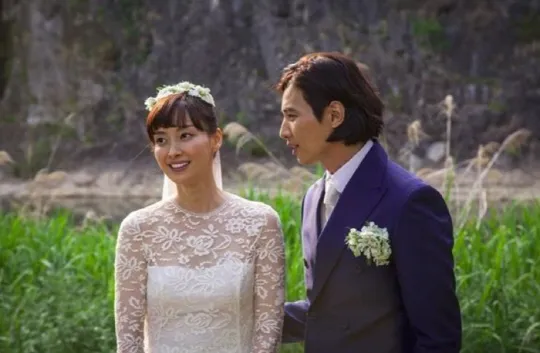 元斌（右）、李奈映2015年舉行麥田婚禮，婚後鮮少在螢光幕前露臉，是演藝圈著名的隱世夫妻。eden9