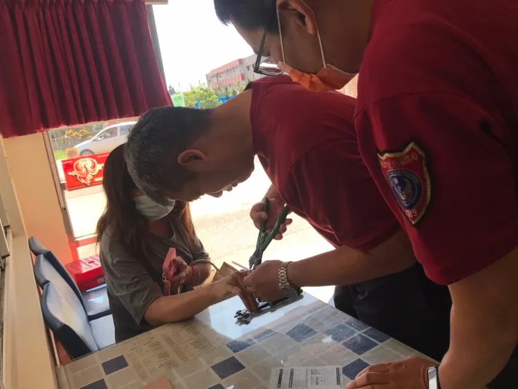 婦人求助警消剪戒。茄苳分隊提供