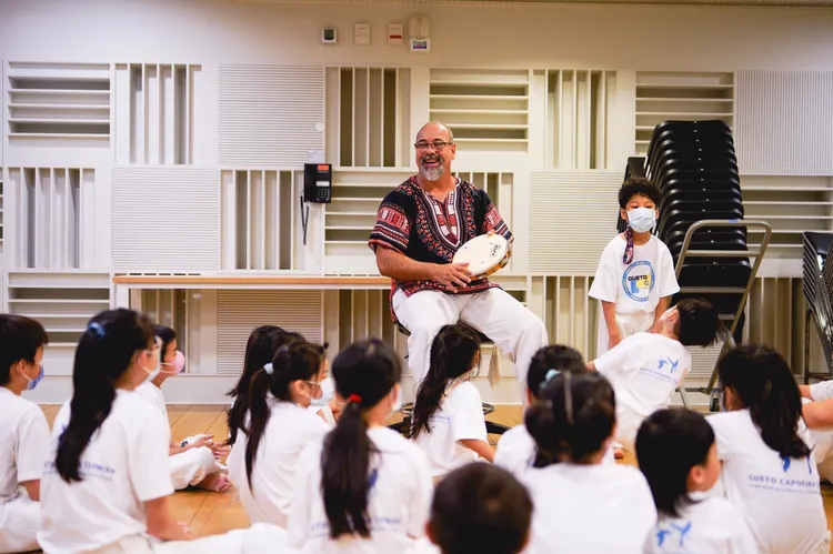 主辦單位邀請巴西卡波耶拉大師Jean Barros da Silva 教授、Daniel Silva 先生來指導，頒授晉級道帶認證給台灣學員。翻攝畫面