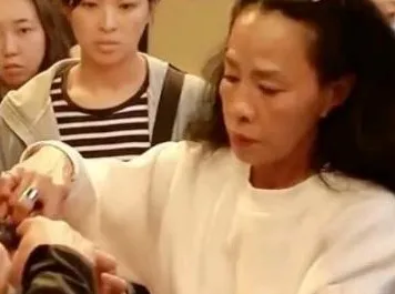 發嫂上前關心周潤發的傷勢。翻攝微博