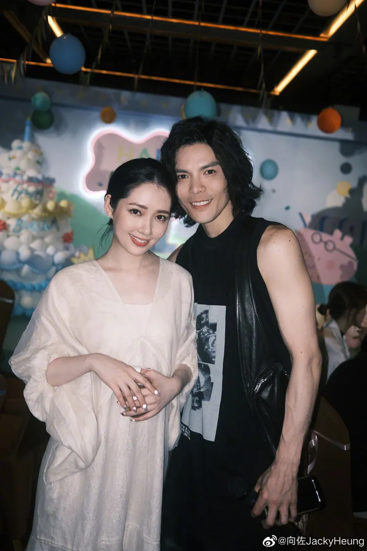 郭碧婷（左）美回仙女模樣，和向佐曬恩愛。翻攝向佐微博