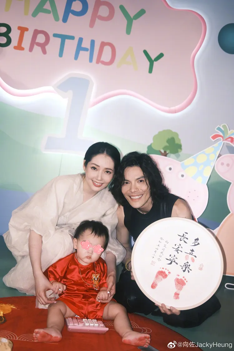 兒子抓周抓到計算機。翻攝向佐微博