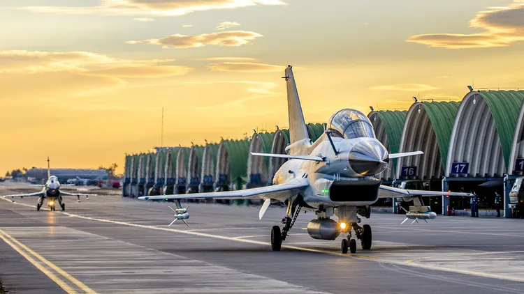 中共總書記習近平表示，要靠國力應對驚濤駭浪的重大考驗。圖為中國殲擊戰機。翻攝解放軍網