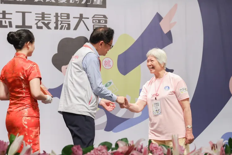 張善政感謝志工們風雨無阻、守護孩子安全。桃園市府提供