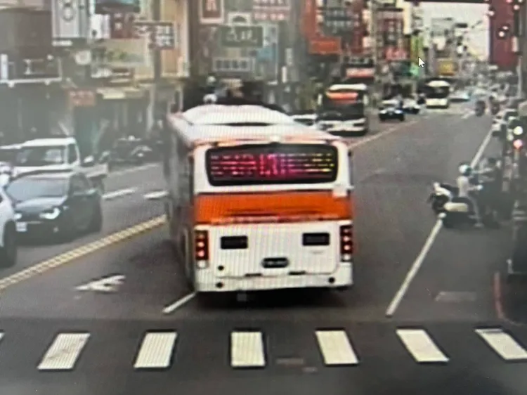 警方獲報20分鐘內就找到蔡婦遺留包包的公車。警方提供
