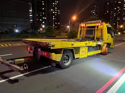 行人地獄又一樁！三重河堤死亡車禍　20歲男過馬路遭撞斃