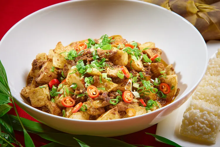 JR東日本大飯店台北鉑麗安全日餐廳推出綠竹筍料理 -「燒．麻婆和牛&綠竹筍」是以日本人最愛的中華料理麻婆豆腐為概念，加上台灣人最愛的日本和牛，成為台日融合的一道料理。JR東日本大飯店台北提供