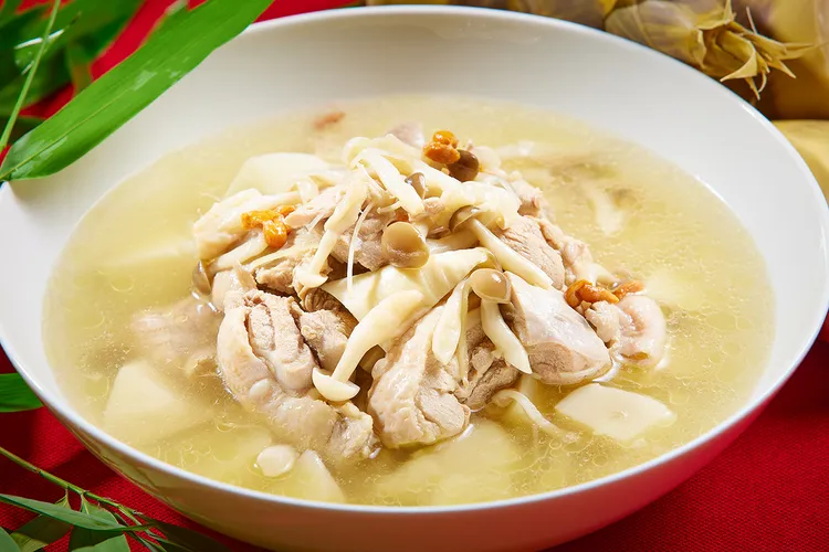 「燉．枸杞菌菇雞湯&綠竹筍」燉湯裡加入新鮮清甜的綠竹筍與肉質軟嫩的土雞腿肉及枸杞與菌菇，讓湯頭更加鮮美。JR東日本大飯店台北提供