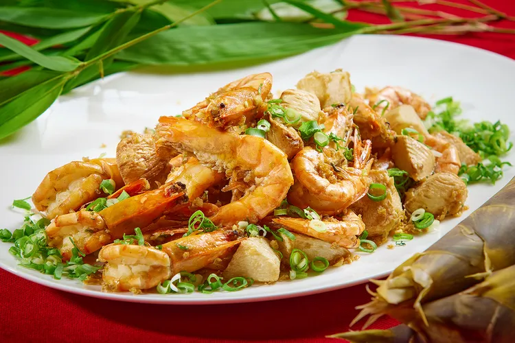 「炒．鹹酥蝦&綠竹筍」這道菜色結合鹹酥蝦與新鮮鮮脆的綠竹筍，鹹香的口感，融合胡椒香氣和濃郁蒜味，讓鹹香酥脆的口感一次滿足味蕾。JR東日本大飯店台北提供