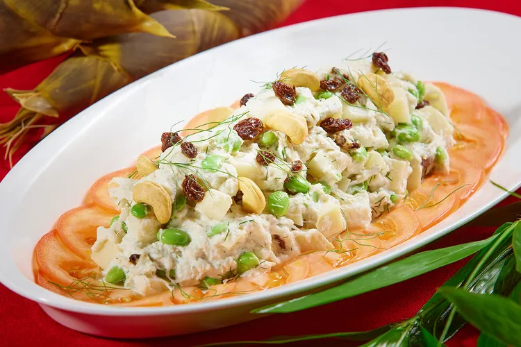 「華爾道夫綠竹筍蟹肉」以西式傳統的華爾道夫沙拉，加上綠竹筍加以改良，可以品嚐出綠竹筍鮮甜與清爽。JR東日本大飯店台北提供