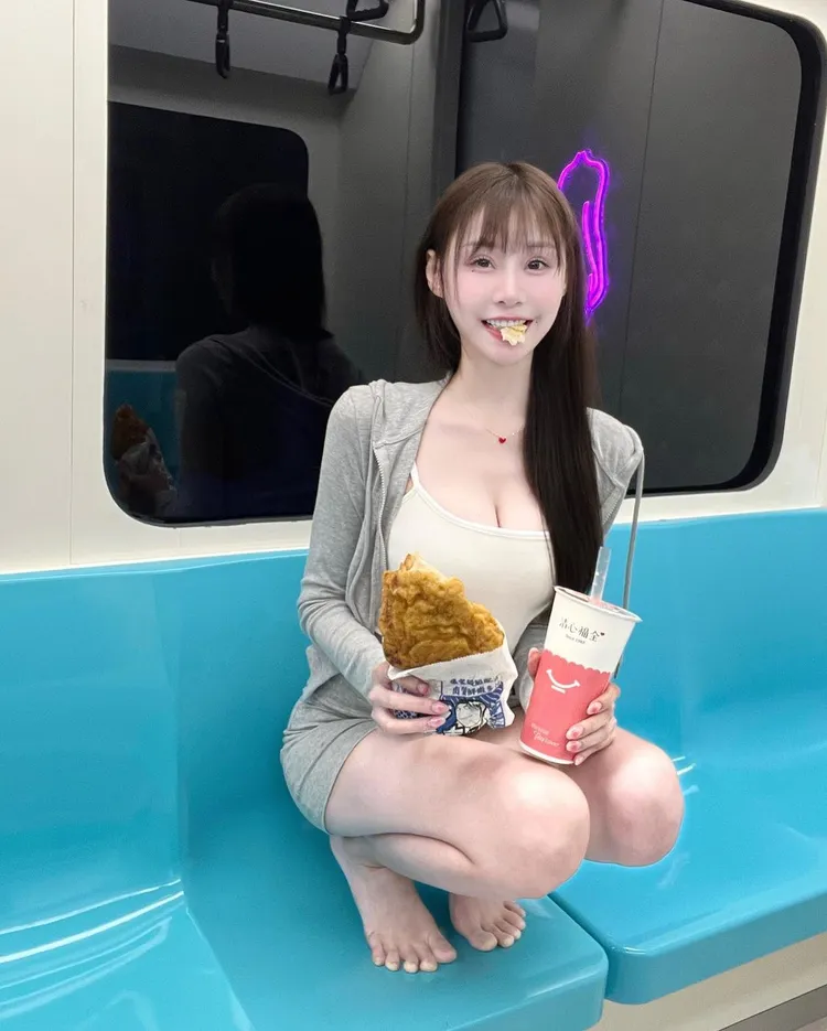 泡芙強調並非捷運，而是很像的一個造景。翻攝自泡芙IG