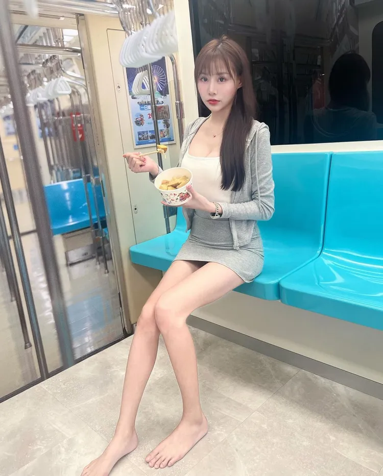 背景真的很「捷運」。翻攝自泡芙IG