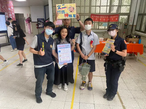 毕业典礼季到来 文二警惊喜现身校园宣导防诈意识
