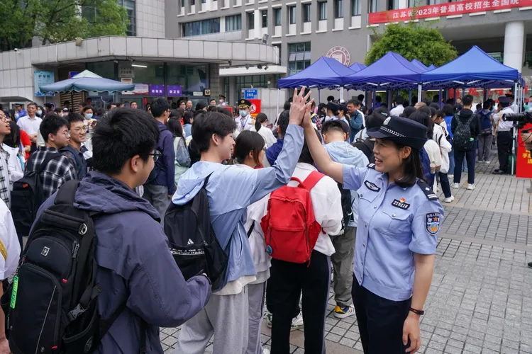 考生進入南京一間考場前，與民警擊掌。新華社
