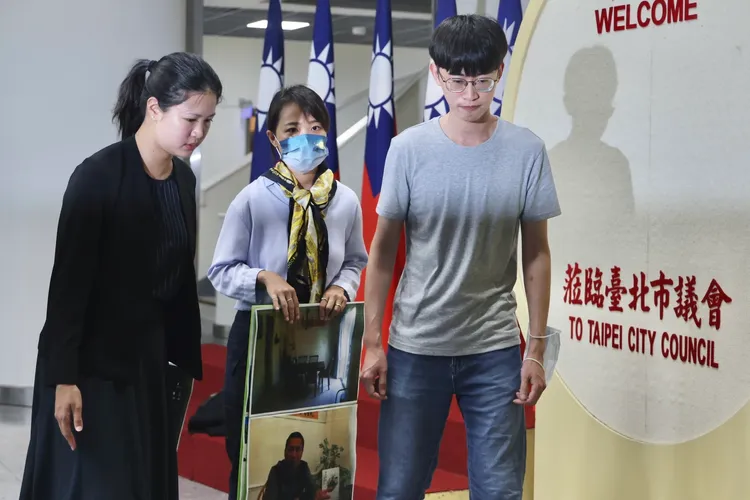 若王丹為提供正面回應，李先生將採取法律行動。林林攝